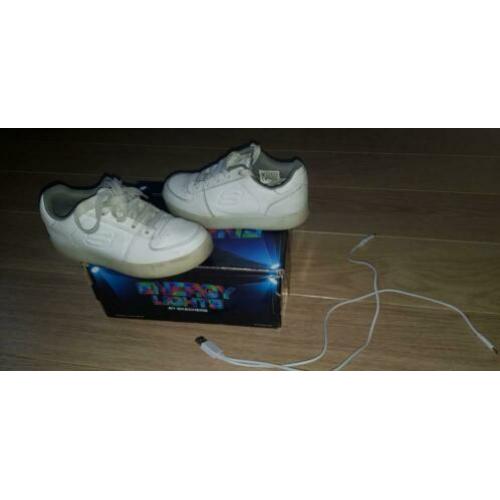 Skeches mt 30 wit leer