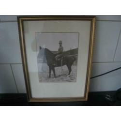 Oude foto in lijst- officier te paard- kma terrein breda