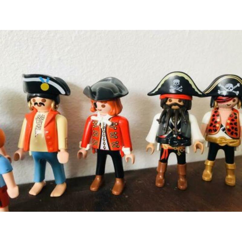 9 piraten, 3 landkaarten, schedel, tonnen en kanonnen.