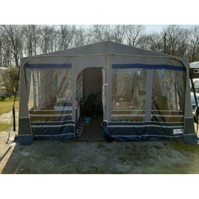 Caravelair Univers 425