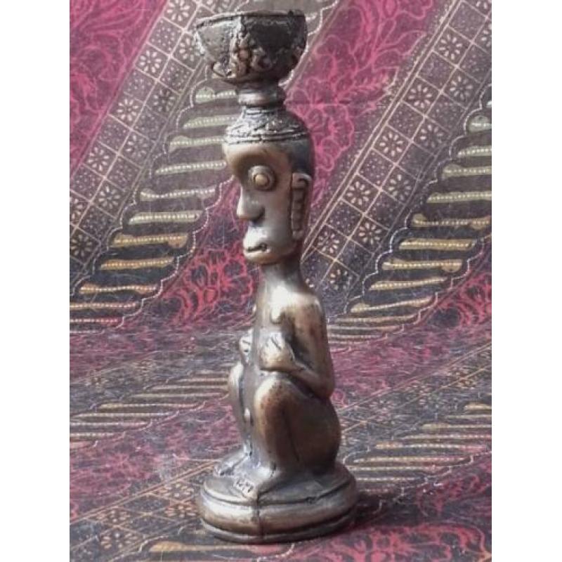 Mooi antiek brons voorouderbeeldje uit de Molukken 15,5 cm.
