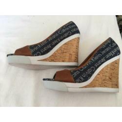 Zgan calvin klein peeptoe sleehak in doos