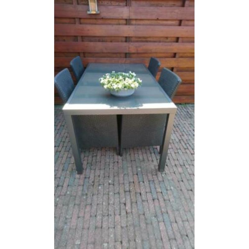 Tuintafel + 4 stoelen & loungeset (+ nieuwe hoezen in wit)