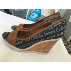 Zgan calvin klein peeptoe sleehak in doos