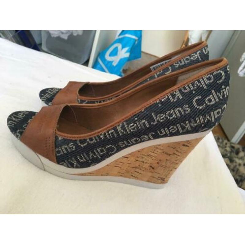 Zgan calvin klein peeptoe sleehak in doos