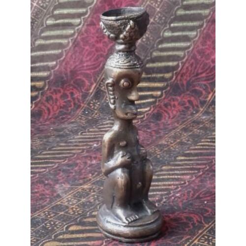 Mooi antiek brons voorouderbeeldje uit de Molukken 15,5 cm.