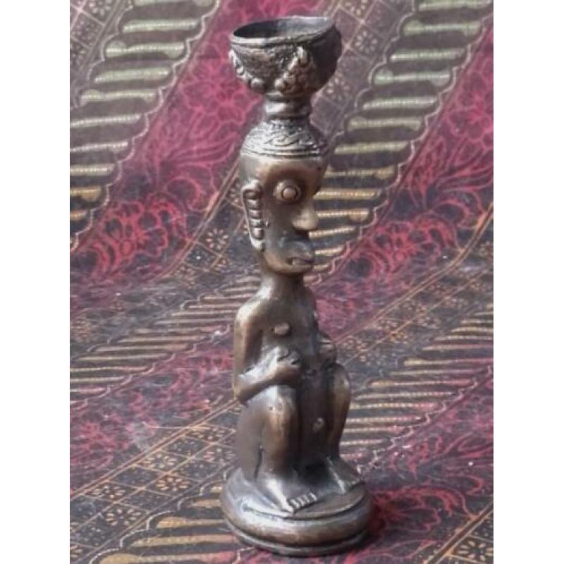 Mooi antiek brons voorouderbeeldje uit de Molukken 15,5 cm.