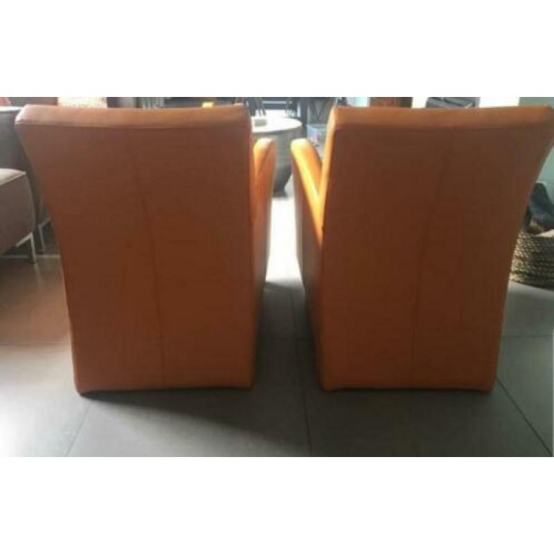 Oranje lederen stoelen. Goed onderhouden!