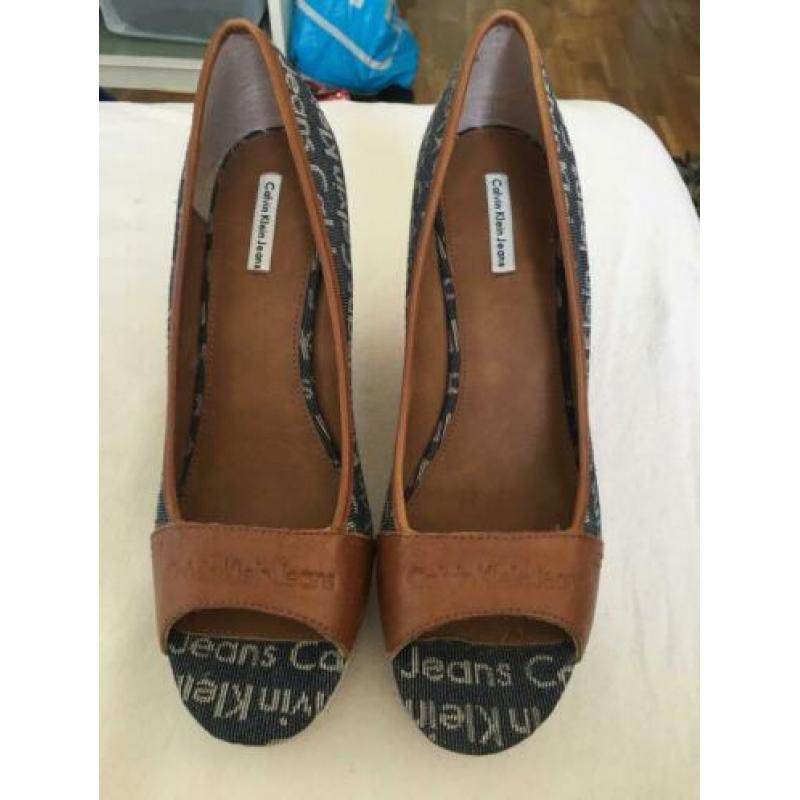 Zgan calvin klein peeptoe sleehak in doos