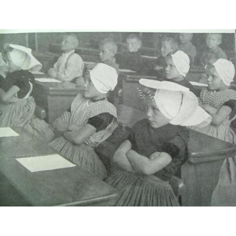 Klederdrachten in Nederland - Erfenis van eeuwen - 1941