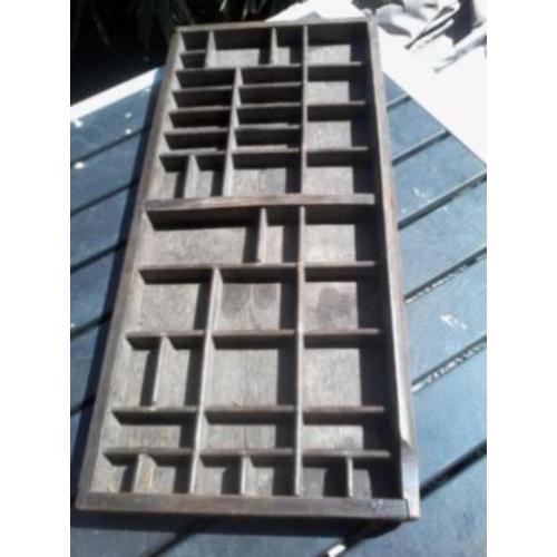 Mooie antieke letterbak van massief hout aangeboden....biede