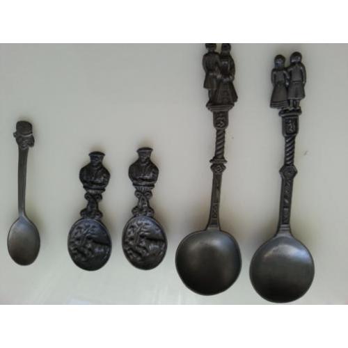 Antiek Tinnen lepel met tafereel