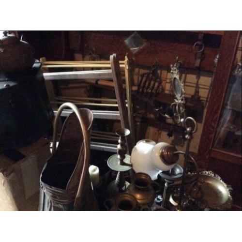 Divers koper koffers kast schaatsen lampen en meer decoratie