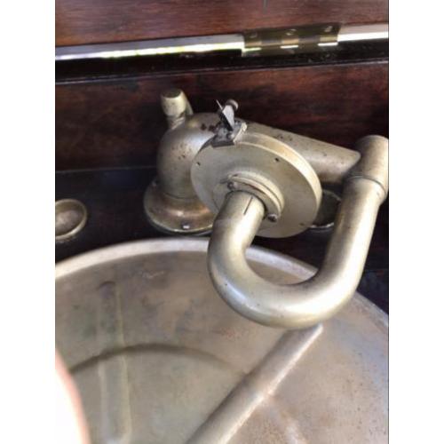 Antieke platenspeler in mooi kastje