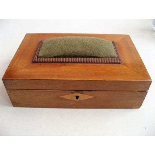 Antiek houten naaidoosje met speldenkussen, spiegel en slot