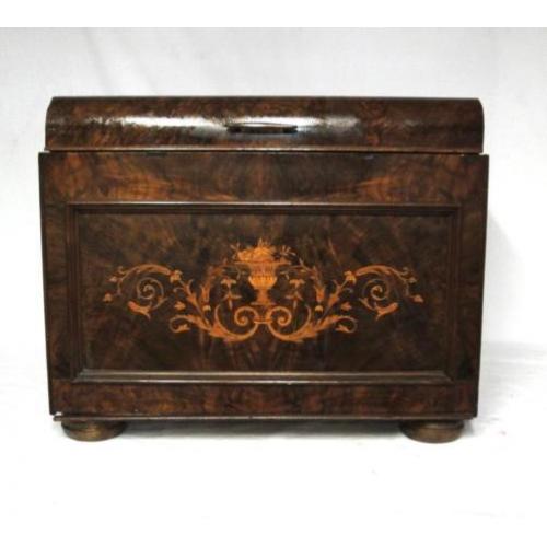 0199 Antieke notenhouten naaikist, met ingelegd motief.