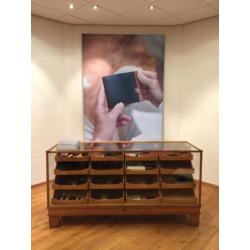 Vintage oude toonbank winkelkast apothekerskast vitrine