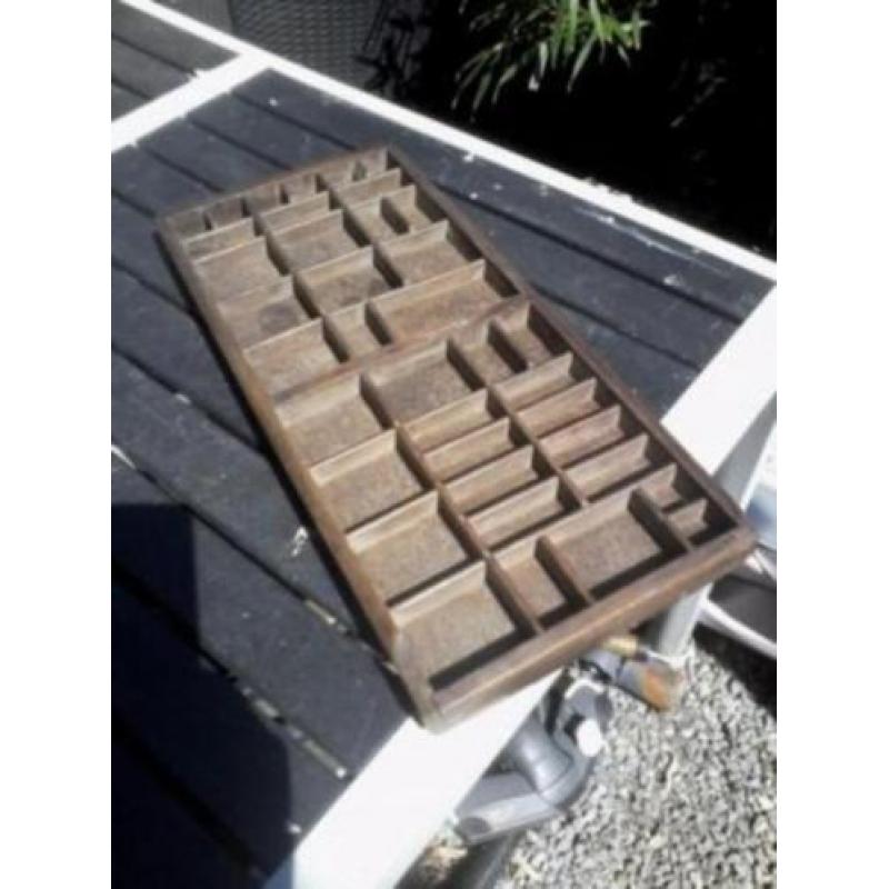 Mooie antieke letterbak van massief hout aangeboden....biede