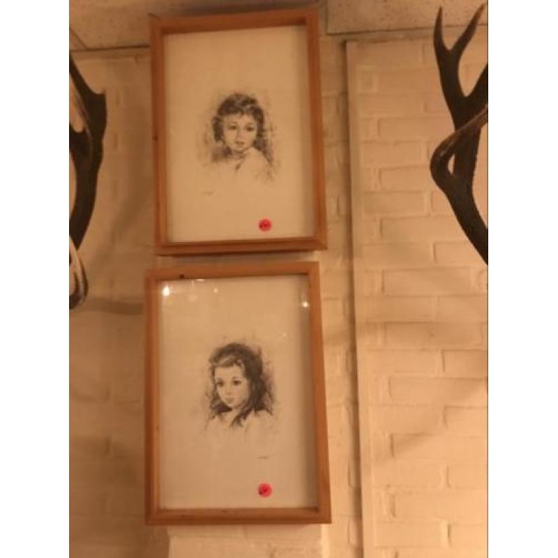 Set van 2 tekeningen in lijst achter glas meisjes gesigneerd