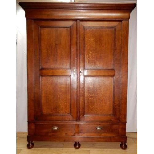 Stoere grote antieke Hollandse kast.
