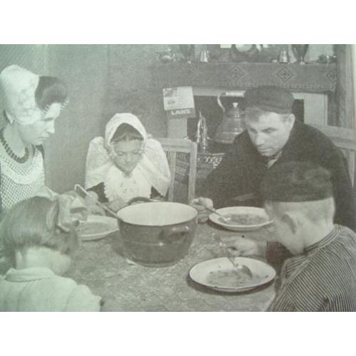 Klederdrachten in Nederland - Erfenis van eeuwen - 1941