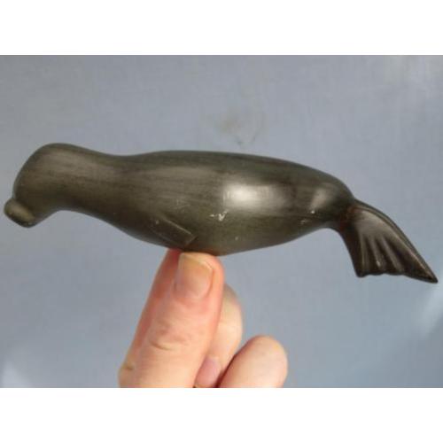 Stenen zeehond gemaakt door Inuit Eskimos, ca. 1970