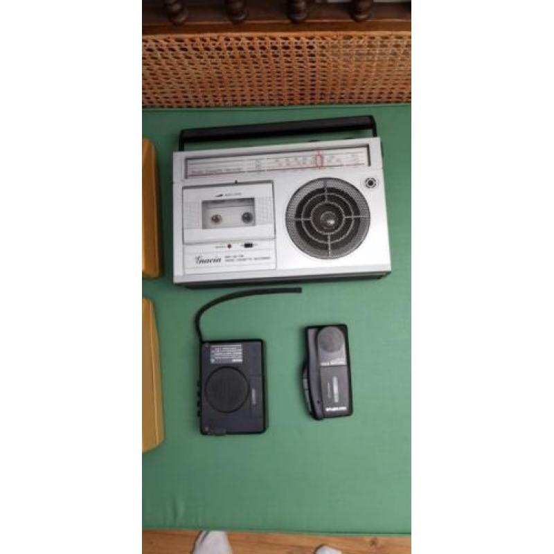 Oude bandrecorders en dictafoons