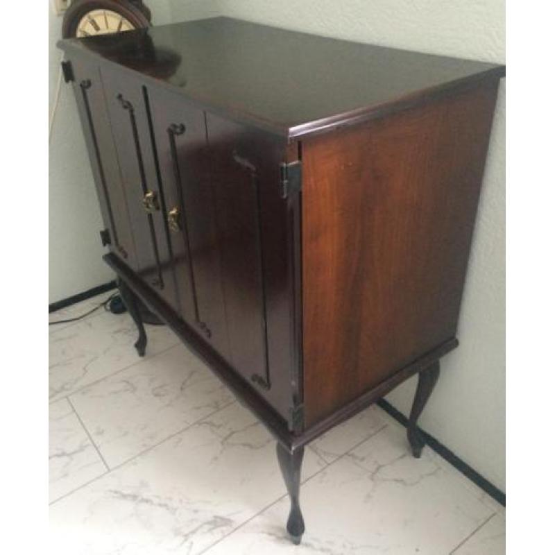 kasten-salon tafel & JVC TV