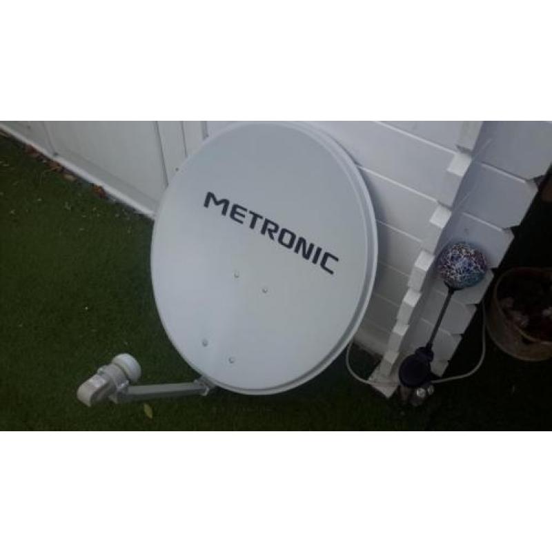 60 cm satelietschotel met muurbevestiging.