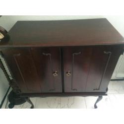 kasten-salon tafel & JVC TV