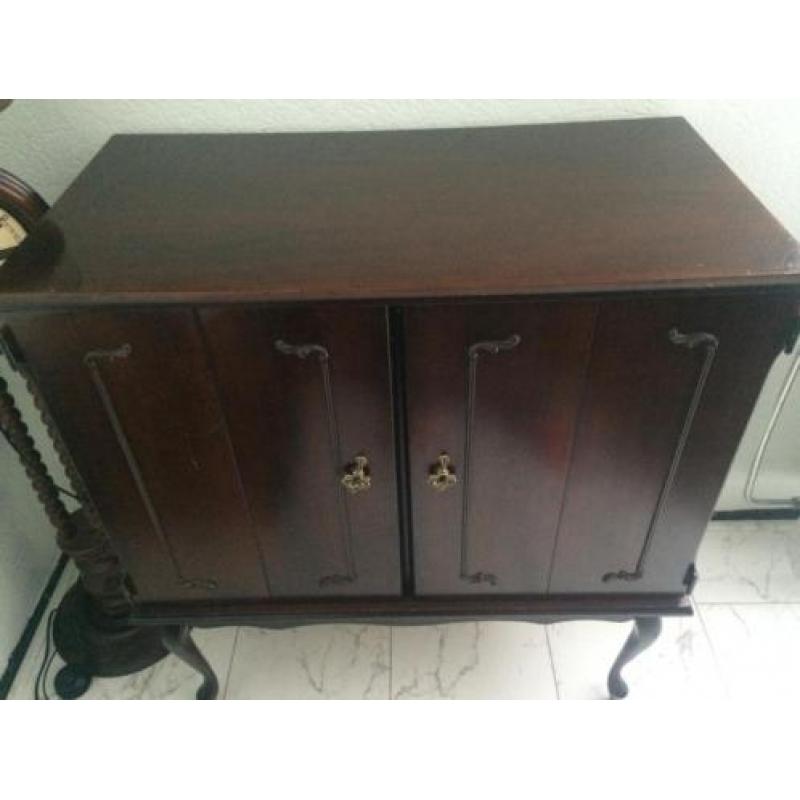 kasten-salon tafel & JVC TV