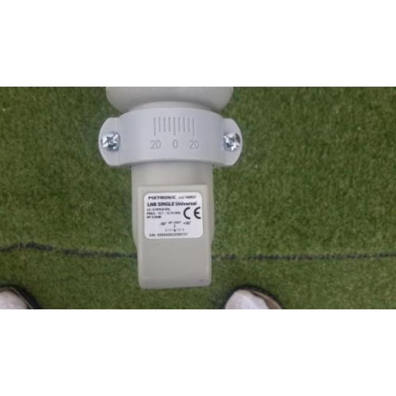 60 cm satelietschotel met muurbevestiging.