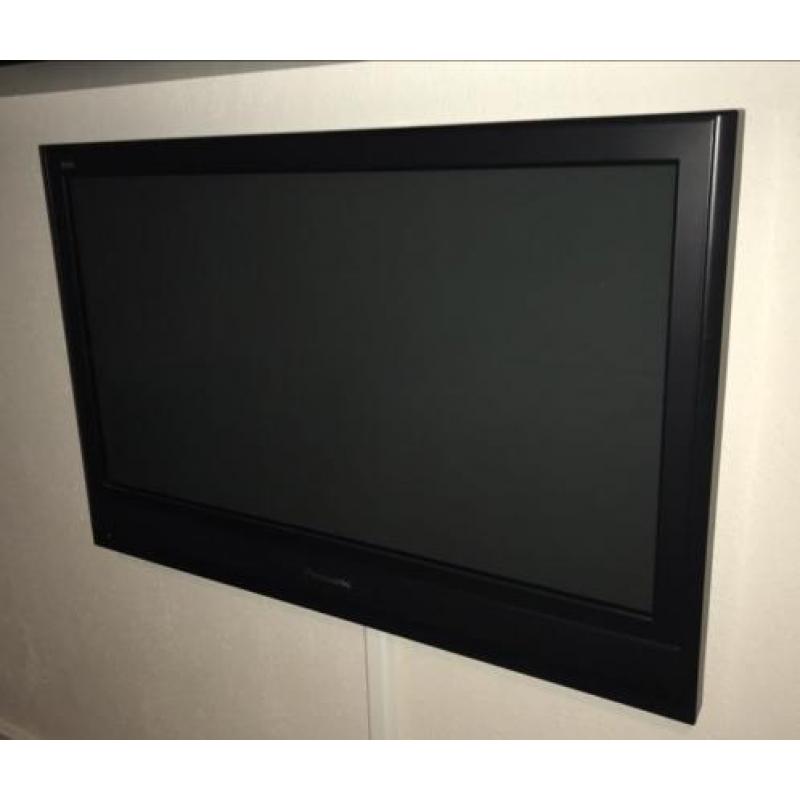 PANASONIC VIERA TV 37 inch + muurbeugel