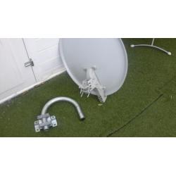 60 cm satelietschotel met muurbevestiging.