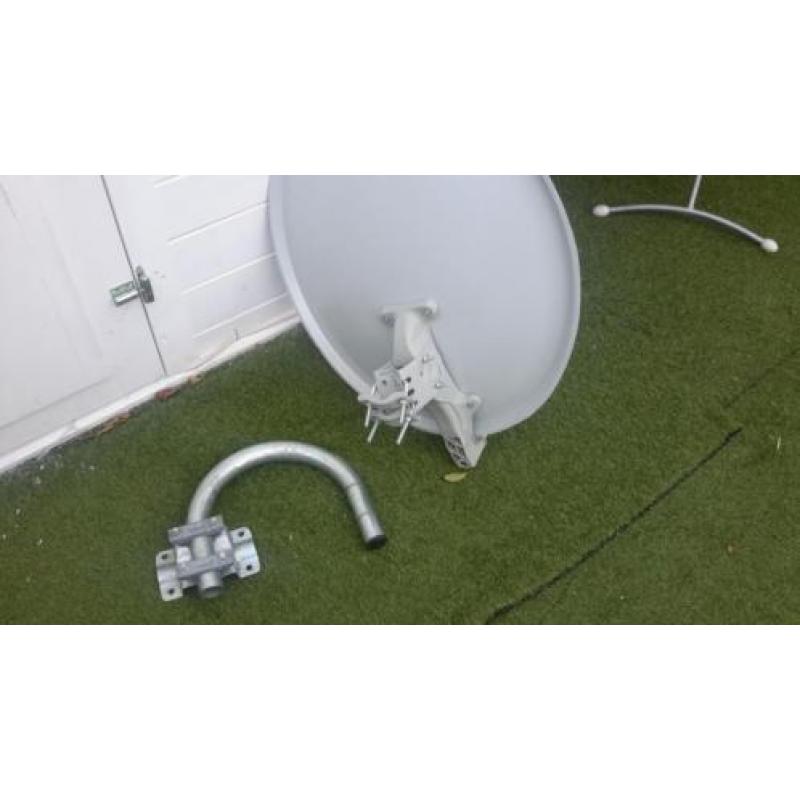 60 cm satelietschotel met muurbevestiging.