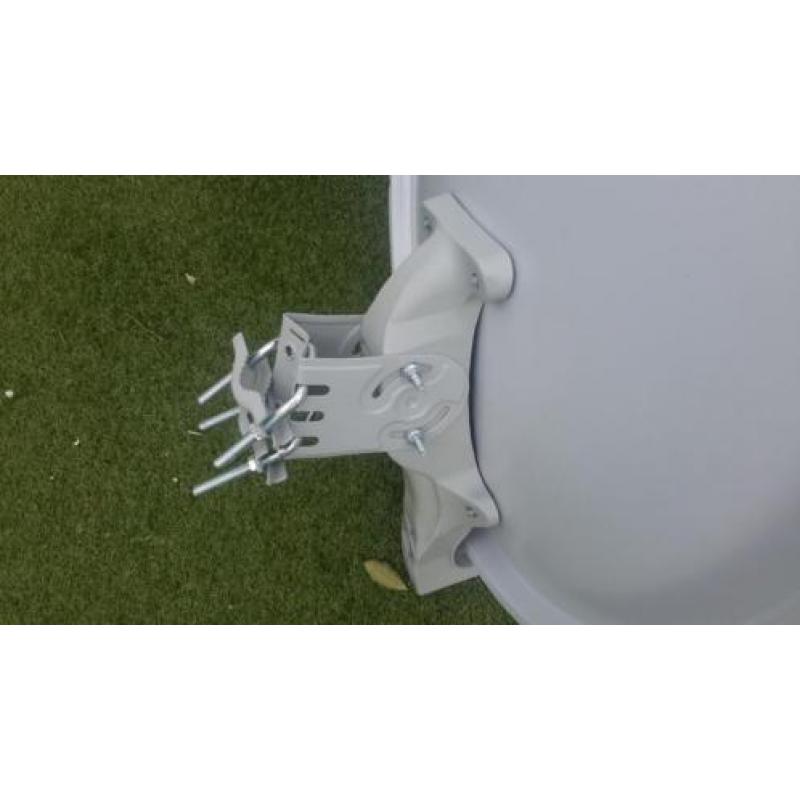 60 cm satelietschotel met muurbevestiging.