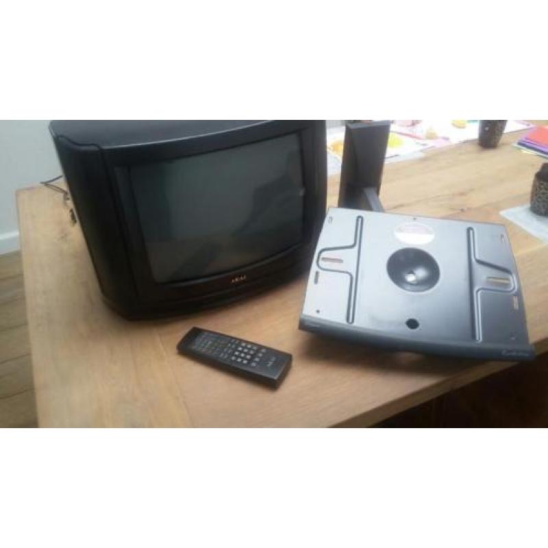 Akai televisie met draagsteun voor aan muur