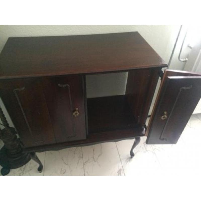 kasten-salon tafel & JVC TV