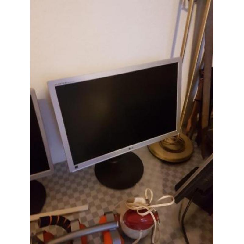 4 monitors