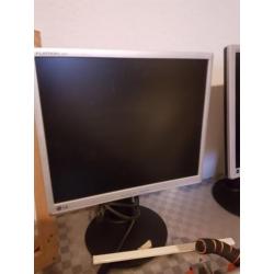 4 monitors