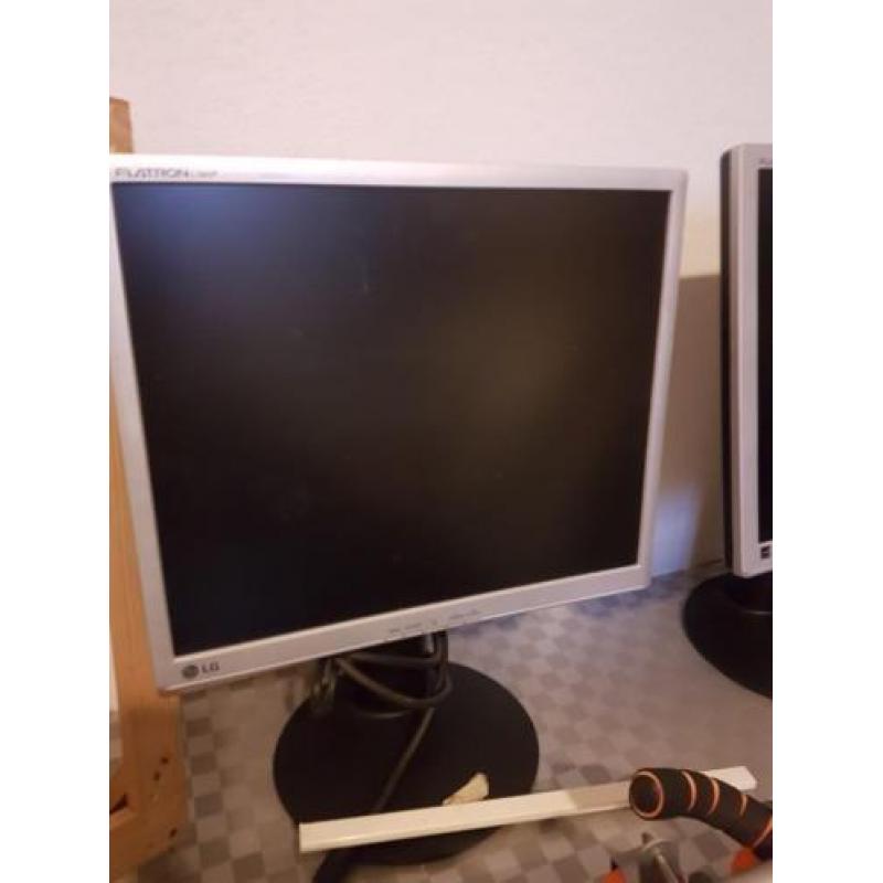 4 monitors