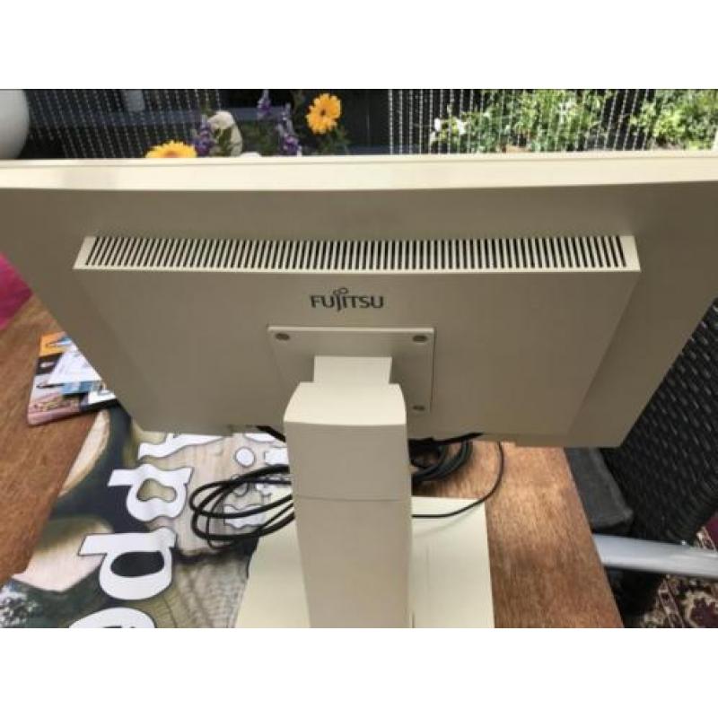 Monitor 22 inch led in goede staat merk fujitsu