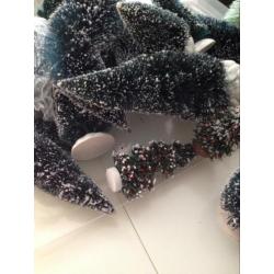 Kerstboompjes voor kerstdorp of winterlandschap