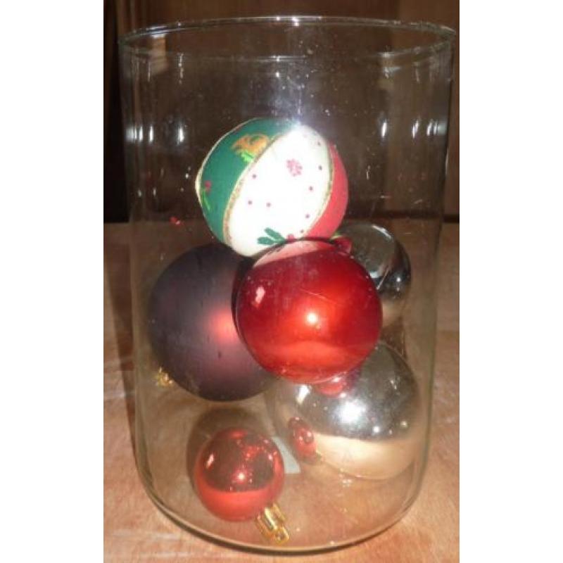 Kerstballen in vaas