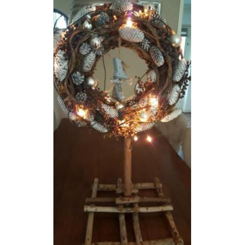 landelijke kerstkrans op standaard met verlichting