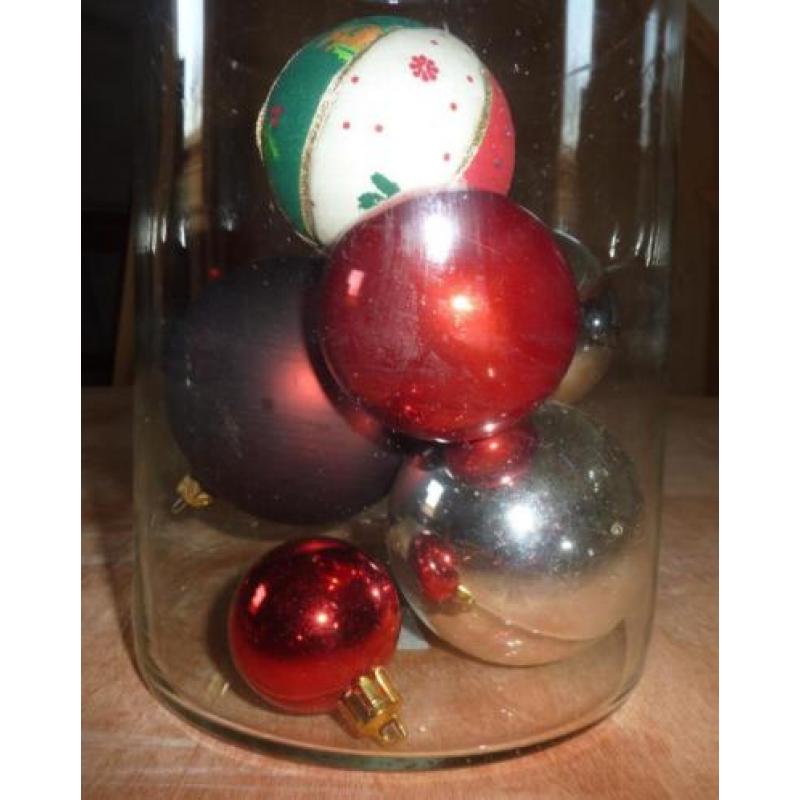 Kerstballen in vaas