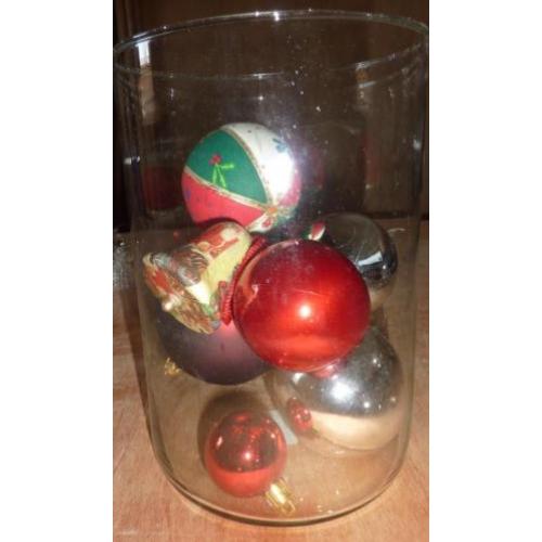 Kerstballen in vaas