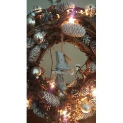 landelijke kerstkrans op standaard met verlichting