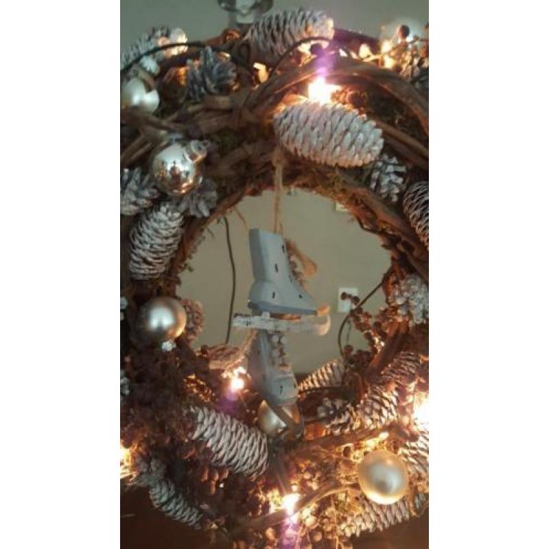 landelijke kerstkrans op standaard met verlichting