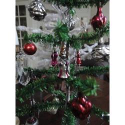 antiek KERSTBOOMPJE + GLAS FIGUURTJES/BALLETJES, h 45 cm